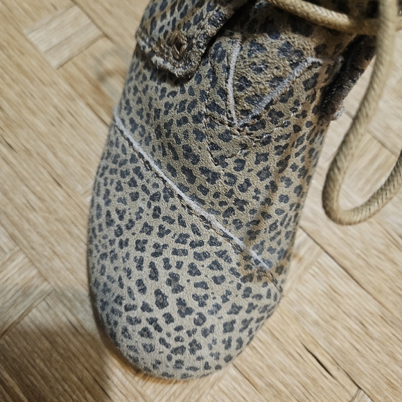 TOMS leopard pattern print sueded leather wedges Ankle size 5 - Picture 9 of 12
